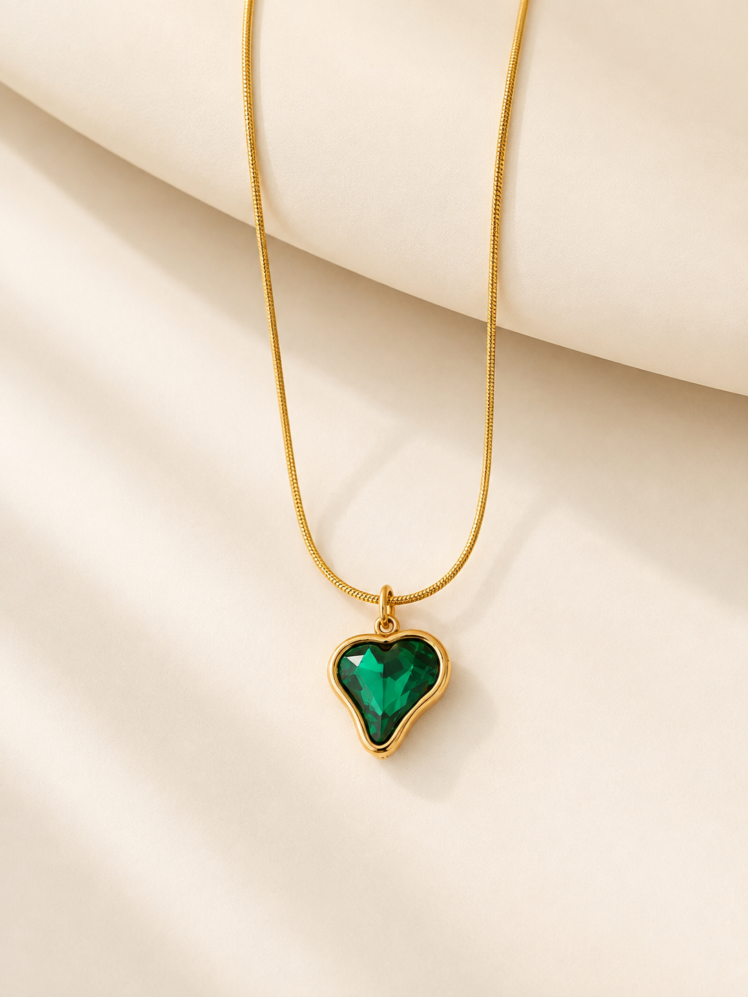 Elara Emerald Pendant Necklace